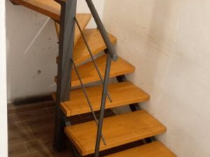 Металеві сходи з дерев’яними сходинками в стилі Loft